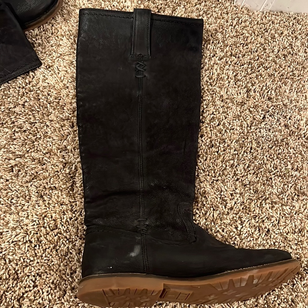 Size 6.5 womens. Great condition. Frye